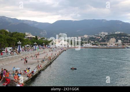 JALTA - 23. August 2013: Menschen spazieren entlang der Promenade am Schwarzen Meer in Jalta, Ukraine. Stockfoto