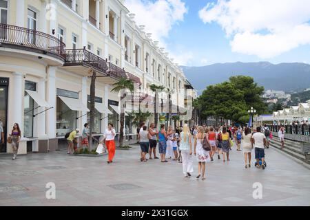 JALTA - 23. August 2013: Menschen laufen am 23. August in Jalta, Ukraine, entlang des Lenina-Bodens mit Boutiquen. Stockfoto