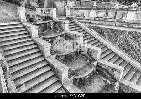 ROM - 28. APRIL: Schöne Treppe mit Springbrunnen im Botanischen Garten von Rom, Italien, 28. April 2019 Stockfoto