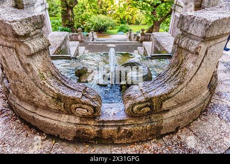 ROM - 28. APRIL: Schöne Treppe mit Springbrunnen im Botanischen Garten von Rom, Italien, 28. April 2019 Stockfoto