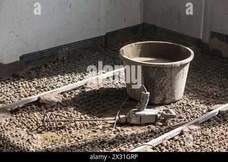 Eimer mit Blase auf dem expandierten Tonaggregat im Bauraum Stockfoto