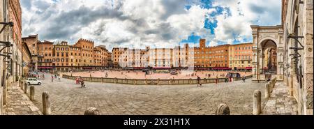 Siena, ITALIEN - 22. JUNI: Panoramaaussicht auf die Piazza del Campo, einen der größten mittelalterlichen Plätze Europas und das Wahrzeichen von Siena, Italien, am 22. Juni 2 Stockfoto