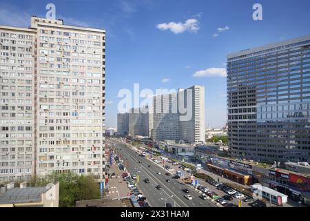 MOSKAU - 10. MAI: Gebäude in der New Arbat Street, am 10. Mai 2013 in Moskau, Russland. Der Highway, genannt New Arbat, wurde 1963 gebaut. Stockfoto