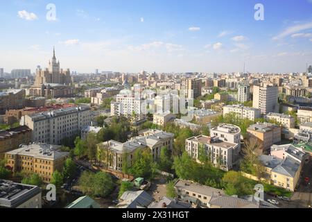 Wolkenkratzer auf dem Kudrinskaja Platz und Bezirk Krasnaja Presnya am sonnigen Tag in Moskau, Russland. Stockfoto