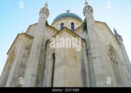 Von unten auf die Fassade der Kirche St. Michael der Erzengel, am Belavista-Platz in der Altstadt von Herceg Novi (Montenegro) Stockfoto