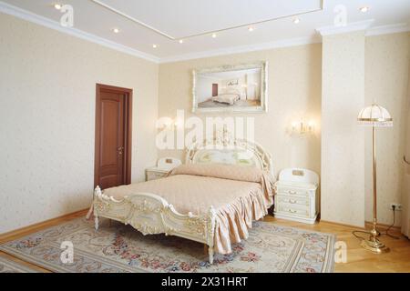 Luxuriöses Schlafzimmer mit schönem Doppelbett im klassischen Stil. Stockfoto