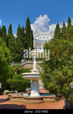 JALTA - 25. August: Brunnen vor dem Amphitheater mit Fruchtbarkeitsskulpturen am 25. August 2013 in Jalta, Ukraine. Stockfoto