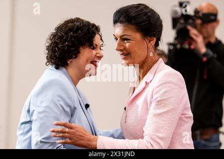Berlin, Deutschland. April 2024. Sahra Wagenknecht Bundesvorsitzende der Sahra Wagenknecht Allianz (r, BSW) und Amira Mohamed-Ali, Co-Vorsitzende der Sarah Wagenknecht Allianz (BSW), nehmen an der Präsentation der EU-Wahlkampagne der Sahra Wagenknecht Allianz in Berlin-Moabit Teil. Quelle: Fabian Sommer/dpa/Alamy Live News Stockfoto