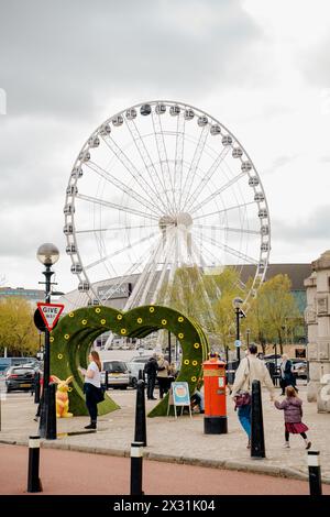 Liverpool, UK, 11. April 2024: Dekorative Ostergegenstände werden auf dem Bürgersteig in der Nähe des Wheel of Liverpool am Waterfront Pier Head Pr. Platziert Stockfoto