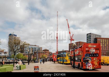 Liverpool, Großbritannien, 11. April 2024: Bunte Busse erwarten Passagiere im Royal Albert Dock, nahe dem Rad von Liverpool. Busse fahren auf Touren mit Touristen A Stockfoto