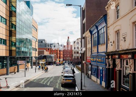 Liverpool, UK, 11. April 2024: Ein sonniger Tag auf der Straße in der Nähe des Bahnhofs Moorfields. Am Ende der Straße können Sie den historischen Backsteinbau sehen Stockfoto