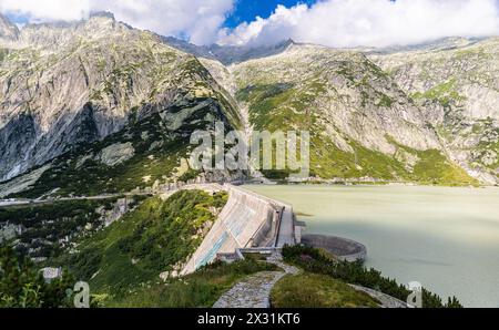 Blick auf die Staumauer Räterichsboden, welche den Grimselsee am Schweizer Grimselpass staut. (Guttannen, Schweiz, 15.07.2022) Stockfoto