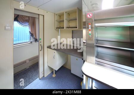 TVER - Juni 05: Die Küche im neuen zweistöckigen Auto, am 5. Juni 2013 in Tver, Russland. Stockfoto