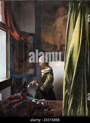 Mädchen liest einen Brief an einem offenen Fenster, auch bekannt als Lady Reading at a Open Window , ein Ölbarockgemälde des niederländischen Goldenen Zeitalters Johannes Vermeer Stockfoto