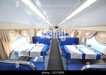TVER - Juni 05: Tische im Restaurant im Zug, am 5. Juni 2013 in Tver, Russland. Stockfoto