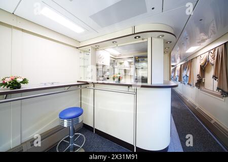 TVER - JUN 05: Die Bar im Restaurantwagen im Zug, am 5. Juni 2013 in Tver, Russland. Stockfoto