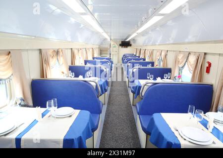 TVER - JUN 05: Tische im Restaurantwagen im Zug, am 5. Juni 2013 in Tver, Russland. Stockfoto