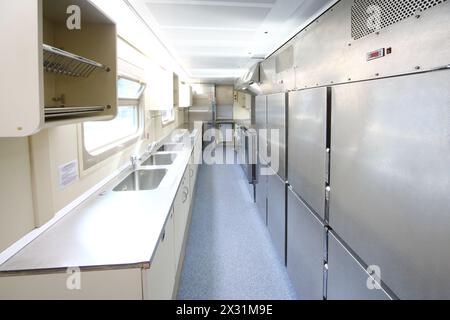 TVER - JUN 05: Die Küche im Restaurantwagen im Zug, am 5. Juni 2013 in Tver, Russland. Stockfoto