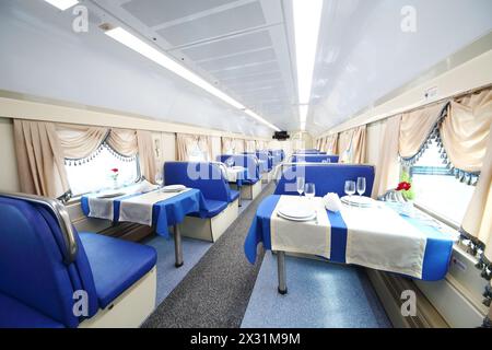 TVER - Juni 05: Das Innere des Restaurantwagens mit überdachten Tischen, am 5. Juni 2013 in Tver, Russland. Stockfoto