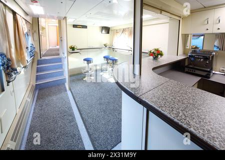 TVER - JUN 05: Der Barraum im Restaurantwagen im Zug, am 5. Juni 2013 in Tver, Russland. Stockfoto