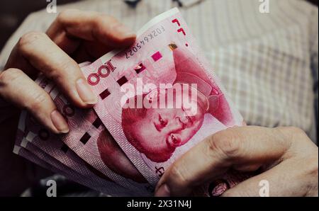 Chinesisches Geld in Händen, Vintage-Tonung. Yuan-Banknoten, Bargeld. Stockfoto