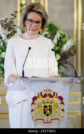 Königin Mathilde von Belgien hält eine Rede bei der Verleihung des Queen-Mathilde-Preises "ISEE/IDEA/IDO" des Queen-Mathilde-Fonds im Königlichen Palast in Brüssel am Mittwoch, den 24. April 2024. Jedes Jahr unterstützt der Fonds Dutzende von Initiativen in Belgien, die schutzbedürftige Kinder und Jugendliche unterstützen. Der Projektaufruf „Ich SEHE, IDEE, ich TUE“ bietet speziell Unterstützung und professionelle Beratung für junge Menschen, die nach Lösungen für lokale Herausforderungen suchen, und zielt somit darauf ab, das soziale Unternehmertum junger Menschen zu fördern. In diesem letzten Zyklusjahr lag der Schwerpunkt auf dem Arbeitsgerät Stockfoto