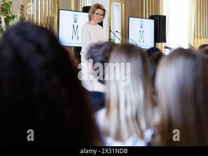 Königin Mathilde von Belgien hält eine Rede bei der Verleihung des Queen-Mathilde-Preises "ISEE/IDEA/IDO" des Queen-Mathilde-Fonds im Königlichen Palast in Brüssel am Mittwoch, den 24. April 2024. Jedes Jahr unterstützt der Fonds Dutzende von Initiativen in Belgien, die schutzbedürftige Kinder und Jugendliche unterstützen. Der Projektaufruf „Ich SEHE, IDEE, ich TUE“ bietet speziell Unterstützung und professionelle Beratung für junge Menschen, die nach Lösungen für lokale Herausforderungen suchen, und zielt somit darauf ab, das soziale Unternehmertum junger Menschen zu fördern. In diesem letzten Zyklusjahr lag der Schwerpunkt auf dem Arbeitsgerät Stockfoto