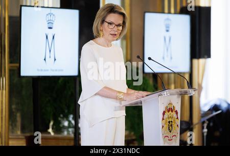 Königin Mathilde von Belgien hält eine Rede bei der Verleihung des Queen-Mathilde-Preises "ISEE/IDEA/IDO" des Queen-Mathilde-Fonds im Königlichen Palast in Brüssel am Mittwoch, den 24. April 2024. Jedes Jahr unterstützt der Fonds Dutzende von Initiativen in Belgien, die schutzbedürftige Kinder und Jugendliche unterstützen. Der Projektaufruf „Ich SEHE, IDEE, ich TUE“ bietet speziell Unterstützung und professionelle Beratung für junge Menschen, die nach Lösungen für lokale Herausforderungen suchen, und zielt somit darauf ab, das soziale Unternehmertum junger Menschen zu fördern. In diesem letzten Zyklusjahr lag der Schwerpunkt auf dem Arbeitsgerät Stockfoto