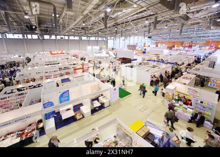 MOSKAU - 8. SEPTEMBER: Stände von Unternehmen auf der Moskauer Internationalen Buchausstellung und Messe in VVC, am 8. September 2012 in Moskau, Russland. Stockfoto