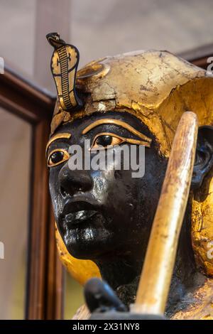 Kairo, Ägypten - 14. November 2023: Die Ka-Statue von Tutanchamun wird im Ägyptischen Museum von Kairo in der Nähe des Tahrir-Platzes ausgestellt. Stockfoto