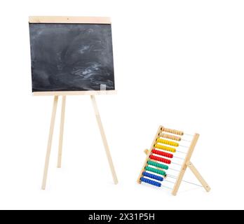 Leere schwarze Tafel und mehrfarbiger Abacus isoliert auf weißem Hintergrund. Stockfoto