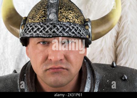 Ein strenger Mann im Kostüm wikinger mit Helm Stockfoto