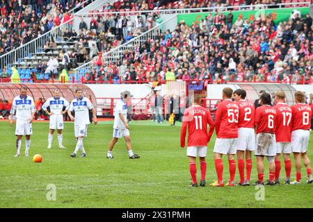 MOSKAU - 9. SEPTEMBER: Vorbereitung auf den Freistoß beim Fußballspiel Spartak Moskau (rot) - Dynamo Kiev (weiß) im Lokomotiv-Stadion (Abschiedsspiel) Stockfoto