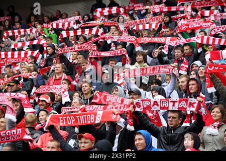 MOSKAU - 9. SEPTEMBER: Glückliche Fans von Spartak beim Fußballspiel Spartak Moskau - Dynamo Kiew im Lokomotiv-Stadion am 9. September 2012 in Moskau, Russi Stockfoto