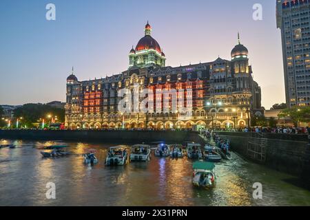 Taj Mahal Palace Hotel in der Dämmerung. Ikonisches indisches Luxushotel in Mumbai, Indien. Stockfoto