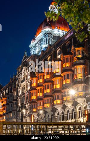 Taj Mahal Palace Hotel in der Dämmerung. Ikonisches indisches Luxushotel in Mumbai, Indien. Stockfoto