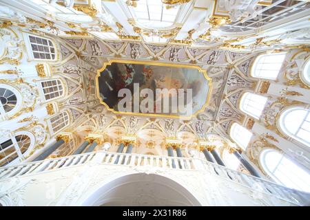 ST. PETERSBURG - 7. April: Plafond mit dem Bild des Olymp über einer großen Treppe im Staatlichen Museum der Eremitage, 7. April 2013, St. Petersburg, Russland. Stockfoto