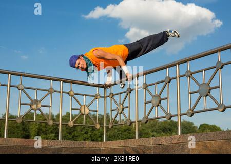 Ein Mann macht einen schwierigen Trick während eines Breakdance Stockfoto