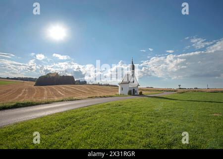 Geographie / Reise, Deutschland, Bayern, Berganger bei Baiern, Kapelle in der Landschaft, ADDITIONAL-RIGHTS-CLEARANCE-INFO-NOT-AVAILABLE Stockfoto