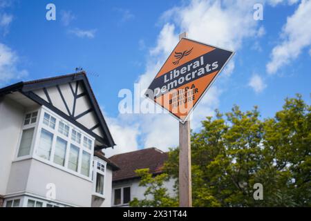 24. April 2024: Wahlkampfunterzeichnung der Liberaldemokraten vor einem Vorstadthaus in London Stockfoto