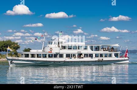 Die MS Säntis der Schweizerischen Bodensee Schifffahrt fährt in den Hafen von Romanshorn im Kanton Thurgau ein. (Romanshorn, Schweiz, 21.08.2023) Stockfoto