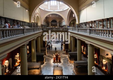 Kairo, Ägypten - 14. November 2023: Touristen besuchen das Innere des Ägyptischen Museums von Kairo mit vielen Statuen und anderen Artefakten aus der Antike Stockfoto