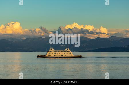 In den Abendstunden fährt die Autofähre Romanshorn den Hafen von Friedrichshafen an. (Romanshorn, Schweiz, 21.08.2023) Stockfoto