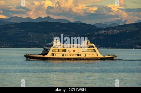 In den Abendstunden fährt die Autofähre Romanshorn den Hafen von Friedrichshafen an. (Romanshorn, Schweiz, 21.08.2023) Stockfoto