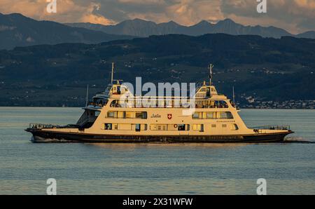 In den Abendstunden fährt die Autofähre Romanshorn den Hafen von Friedrichshafen an. (Romanshorn, Schweiz, 21.08.2023) Stockfoto