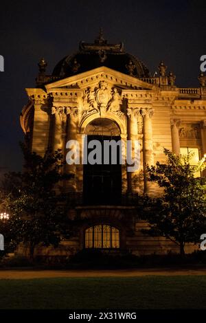 Das Grand Palais, ein Jugendstildenkmal aus dem Jahr 1900 mit einem kuppelförmigen Glasdach, Ausstellungen und kulturellen Veranstaltungen, bei Einbruch der Dunkelheit in Paris, The Stockfoto