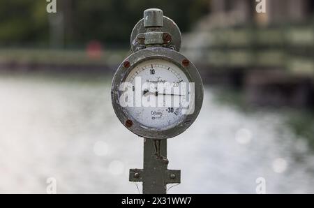 Ein Thermometer beim Kraftwerk Klingnau zeigt an, wie warm das Wasser in der Aare ist. Knapp 24 Grad ist es am Ende des Sommers. (Koblenz, Schweiz, 30 Stockfoto