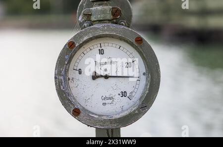 Ein Thermometer beim Kraftwerk Klingnau zeigt an, wie warm das Wasser in der Aare ist. Knapp 24 Grad ist es am Ende des Sommers. (Koblenz, Schweiz, 30 Stockfoto