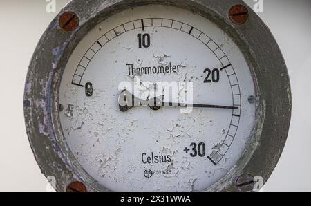Ein Thermometer beim Kraftwerk Klingnau zeigt an, wie warm das Wasser in der Aare ist. Knapp 24 Grad ist es am Ende des Sommers. (Koblenz, Schweiz, 30 Stockfoto