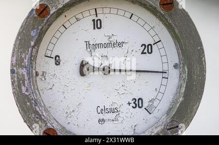 Ein Thermometer beim Kraftwerk Klingnau zeigt an, wie warm das Wasser in der Aare ist. Knapp 24 Grad ist es am Ende des Sommers. (Koblenz, Schweiz, 30 Stockfoto